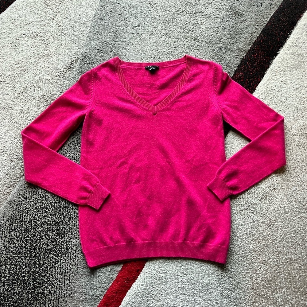 Theory Brandis Pink V Neck Cashmere Sweater